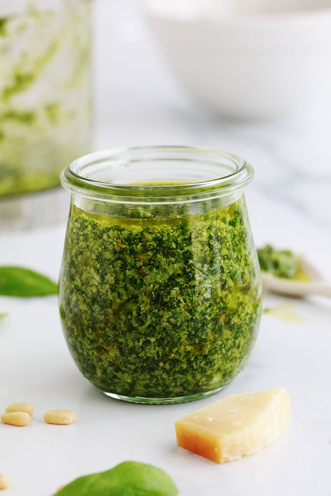 La recette du pesto au basilic traditionnel (ou pesto alla genovese). Une sauce froide très parfumée, pleine de saveurs et simplissime. Un régal avec des pâtes, des légumes ou des viandes grillées. Je vous donne aussi des idées pour réaliser des variantes de pesto ainsi que d'autres idées d'utilisation. Je vous montre également comment le conserver.