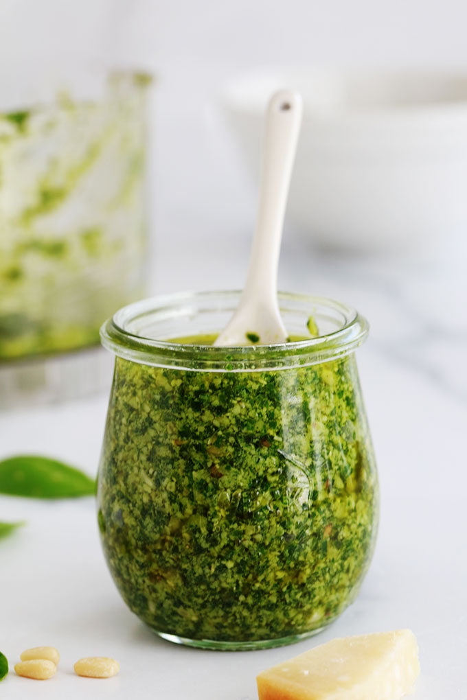 La recette du pesto au basilic traditionnel (ou pesto alla genovese). Une sauce froide très parfumée, pleine de saveurs et simplissime. Un régal avec des pâtes, des légumes ou des viandes grillées. Je vous donne aussi des idées pour réaliser des variantes de pesto ainsi que d'autres idées d'utilisation. Je vous montre également comment le conserver.