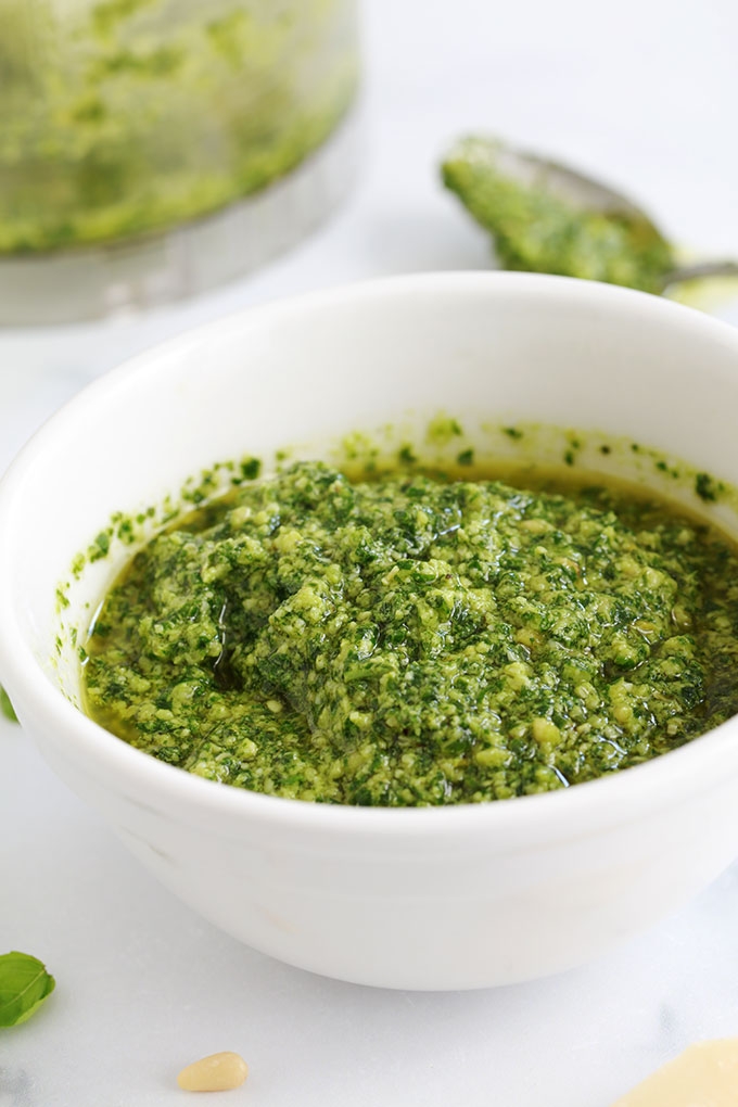 La recette du pesto au basilic traditionnel (ou pesto alla genovese). Une sauce froide très parfumée, pleine de saveurs et simplissime. Un régal avec des pâtes, des légumes ou des viandes grillées. Je vous donne aussi des idées pour réaliser des variantes de pesto ainsi que d'autres idées d'utilisation. Je vous montre également comment le conserver.