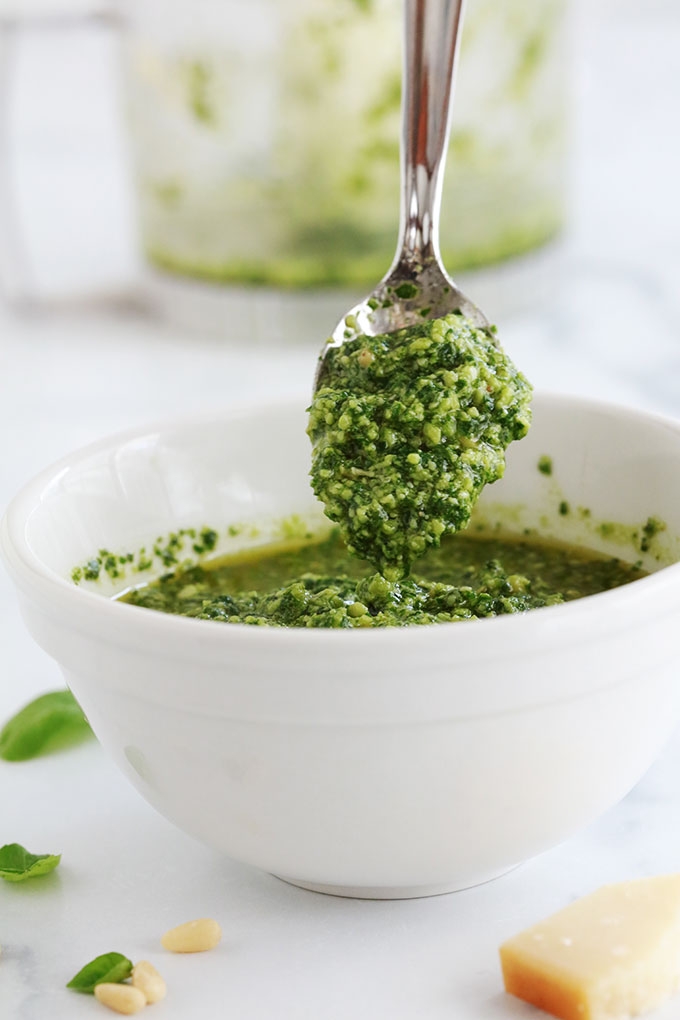 La recette du pesto au basilic traditionnel (ou pesto alla genovese). Une sauce froide très parfumée, pleine de saveurs et simplissime. Un régal avec des pâtes, des légumes ou des viandes grillées. Je vous donne aussi des idées pour réaliser des variantes de pesto ainsi que d'autres idées d'utilisation. Je vous montre également comment le conserver.