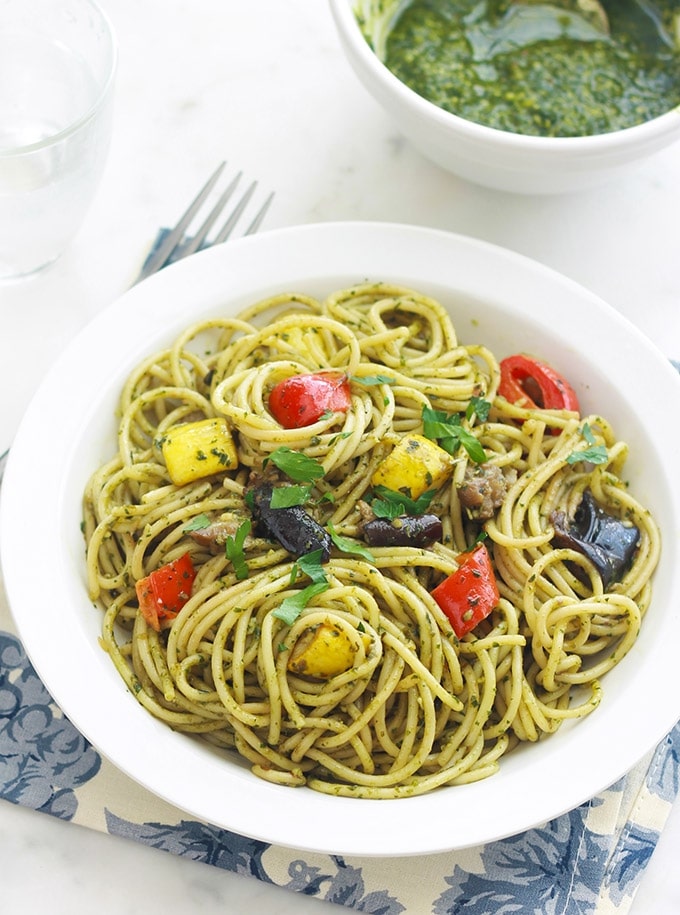 Spaghetti au pesto de basilic et légumes - Simple, délicieux et très parfumé. Délicieux en plat principal ou en plat d'accompagnement pour les viandes et poissons grillés ou poêlés. Utilisez du pesto maison ou du commerce. Mais franchement, le pesto maison est tellement plus parfumé et en plus il se fait en 2 minutes! 