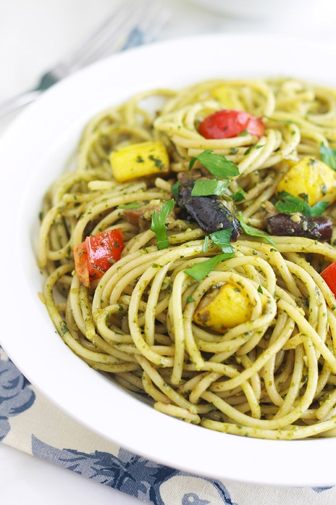 Spaghetti au pesto de basilic et légumes - simple, délicieux et très parfumé. Délicieux en plat principal ou en plat d'accompagnement pour les viandes et poissons grillés ou poêlés. Utilisez du pesto maison ou du commerce. Mais franchement, le pesto maison est tellement plus parfumé et en plus il se fait en 2 minutes! 