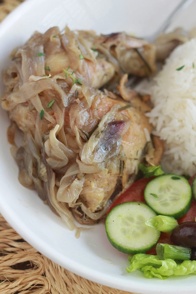 La recette des cuisses de poulet aux oignons caramélisés, un plat économique, simple mais tellement bon. Le poulet est bien tendre et les oignons fondants à souhait. Parfumé, délicieux avec du riz, mais aussi avec du couscous, des pommes de terre ou des pâtes. Le thym et le romarin parfument à merveille le poulet et les oignons.