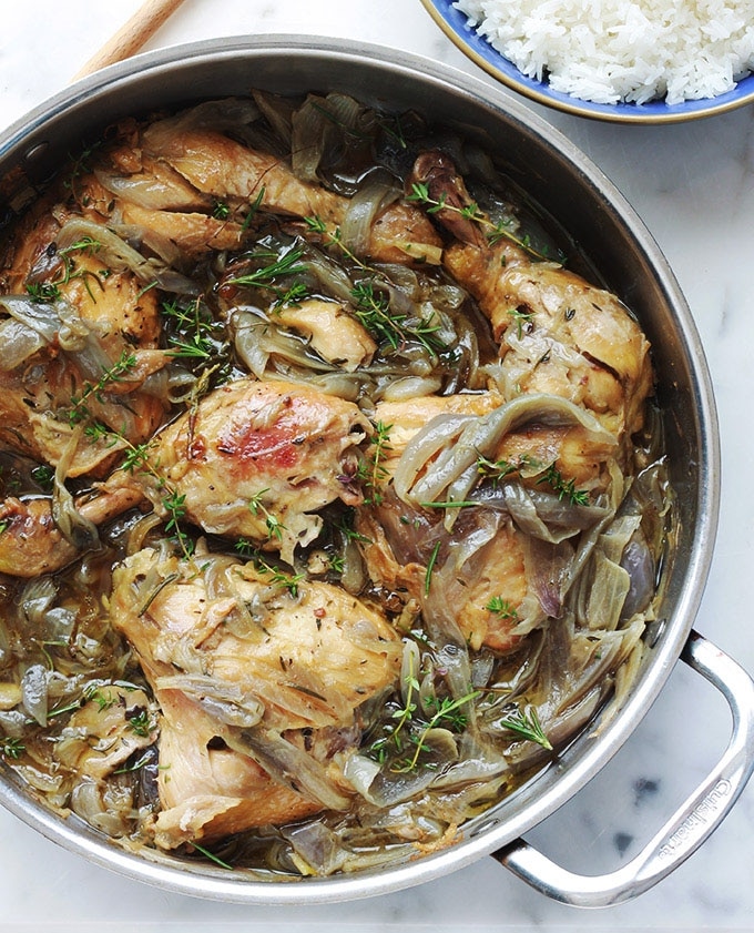 Recette des cuisses de poulet aux oignons confits, simple mais tellement bon. Un plat économique avec un minimum d’ingrédients. Vous pouvez le parfumer avec : du thym et du romarin, ou des herbes de Provence ou italiennes. Délicieux avec du riz, mais aussi avec du couscous, des pommes de terre ou des pâtes. 