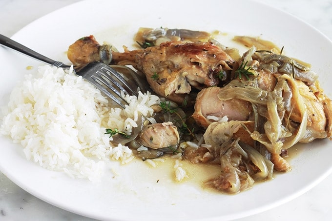 Recette des cuisses de poulet aux oignons confits, simple mais tellement bon. Un plat économique avec un minimum d’ingrédients. Vous pouvez le parfumer avec : du thym et du romarin, ou des herbes de Provence ou italiennes. Délicieux avec du riz, mais aussi avec du couscous, des pommes de terre ou des pâtes. 