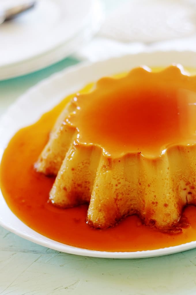 Ce flan au lait concentré sucré et au caramel est incroyablement simple à préparer. Tous les ingrédients sont mixés dans un blender, pas besoin de faire bouillir le lait. Il a une belle texture onctueuse et ferme. Composé de lait concentré, lait, oeufs et du caramel. Super facile et délicieux.