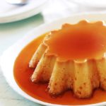 Ce flan au lait concentré sucré et au caramel est incroyablement simple à préparer. Tous les ingrédients sont mixés dans un blender, pas besoin de faire bouillir le lait. Il a une belle texture onctueuse et ferme. Composé de lait concentré, lait, oeufs et du caramel. Super facile et délicieux.