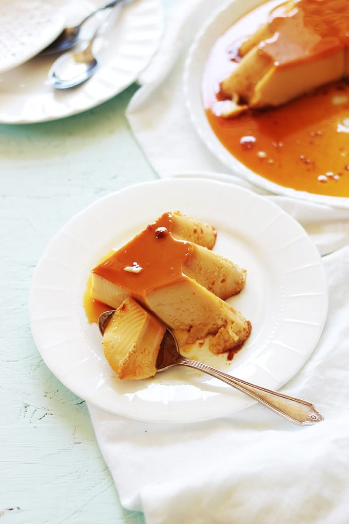 Ce flan au lait concentré sucré et au caramel est incroyablement simple à préparer. Tous les ingrédients sont mixés dans un blender, pas besoin de faire bouillir le lait. Il a une belle texture onctueuse et ferme. Composé de lait concentré, lait, oeufs et du caramel. Super facile et délicieux.