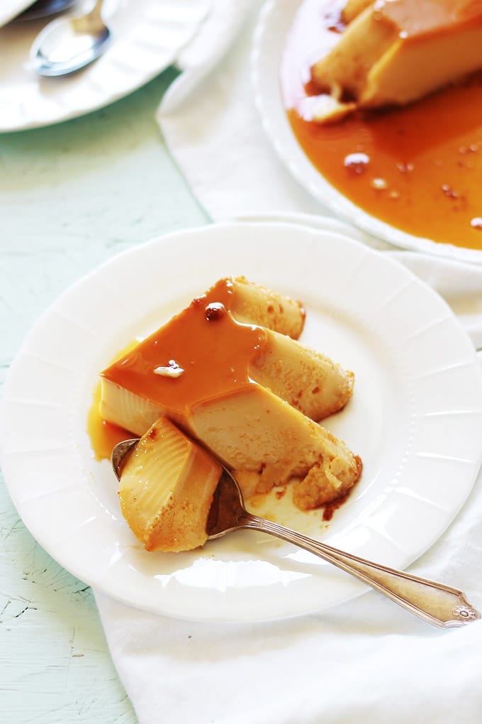 Ce flan au lait concentré sucré et au caramel est incroyablement simple à préparer. Tous les ingrédients sont mixés dans un blender, pas besoin de faire bouillir le lait. Il a une belle texture onctueuse et ferme. Composé de lait concentré, lait, oeufs et du caramel. Super facile et délicieux.