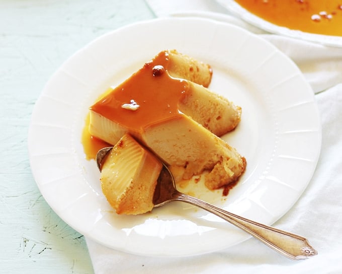 Ce flan au lait concentré sucré et au caramel est incroyablement simple à préparer. Tous les ingrédients sont mixés dans un blender, pas besoin de faire bouillir le lait. Il a une belle texture onctueuse et ferme. Composé de lait concentré, lait, oeufs et du caramel. Super facile et délicieux.