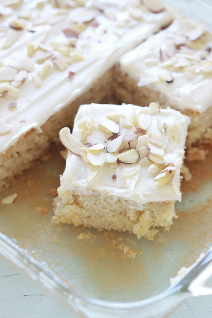 Gâteau à l'ananas moelleux avec un délicieux glaçage au fromage à la crème. Ne contient pas d'huile ni de beurre (à part dans le glaçage, mais il est facultatif). 