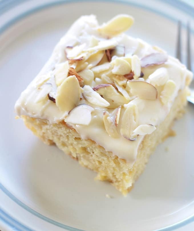 Gâteau à l'ananas moelleux avec un délicieux glaçage au fromage à la crème. Ne contient pas d'huile ni de beurre (à part dans le glaçage, mais il est facultatif). 