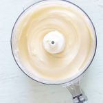 La recette du glaçage au fromage à la crème (cream cheese). Crémeux, simple, rapide et très facile à faire. A utiliser sur les gâteaux et cupcakes.