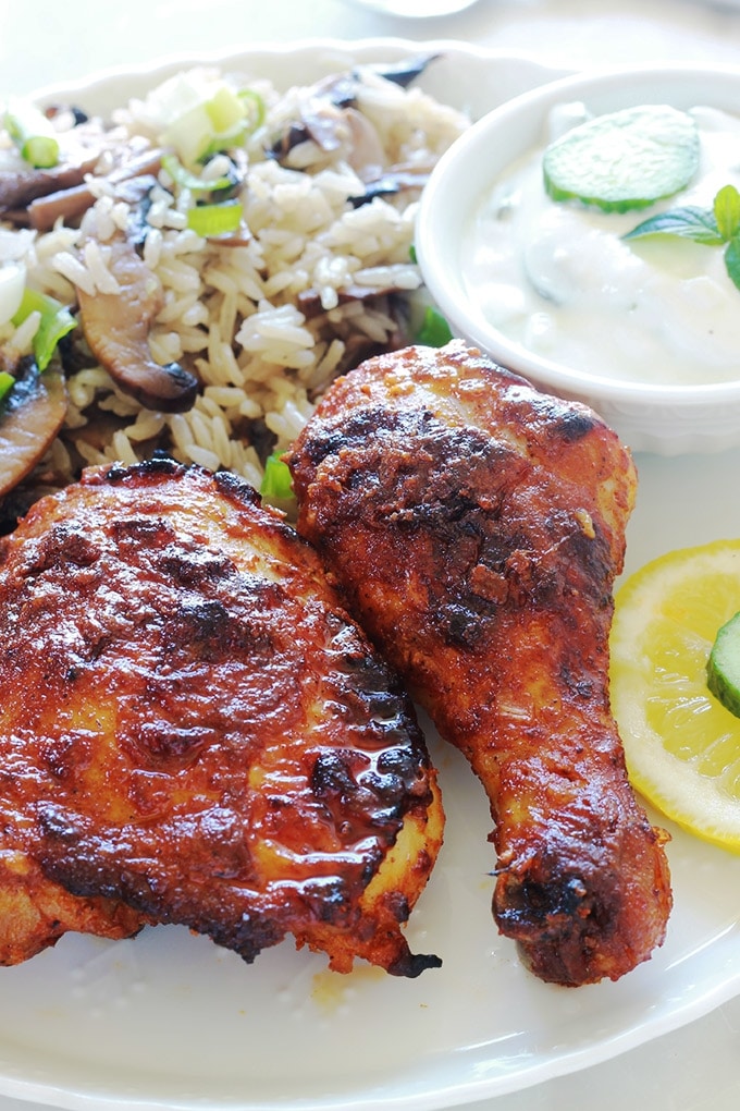 Recette du poulet tandoori au four ou à la poêle. Une recette facile à faire. Le poulet est tendre et très parfumé. C'est un grand classique de la cuisine indienne. Les morceaux de poulet sont marinés dans une sauce à base de yaourt, d'épices et de jus de citron. Vous pouvez l’accompagner avec du riz et d’une sauce raïta (une sauce à base de yaourt qui permet d'adoucir le goût des plats épicés).