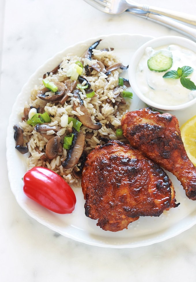 Recette du poulet tandoori au four ou à la poêle. Une recette facile à faire. Le poulet est tendre et très parfumé. C'est un grand classique de la cuisine indienne. Les morceaux de poulet sont marinés dans une sauce à base de yaourt, d'épices et de jus de citron. Vous pouvez l’accompagner avec du riz et d’une sauce raïta (une sauce à base de yaourt qui permet d'adoucir le goût des plats épicés).