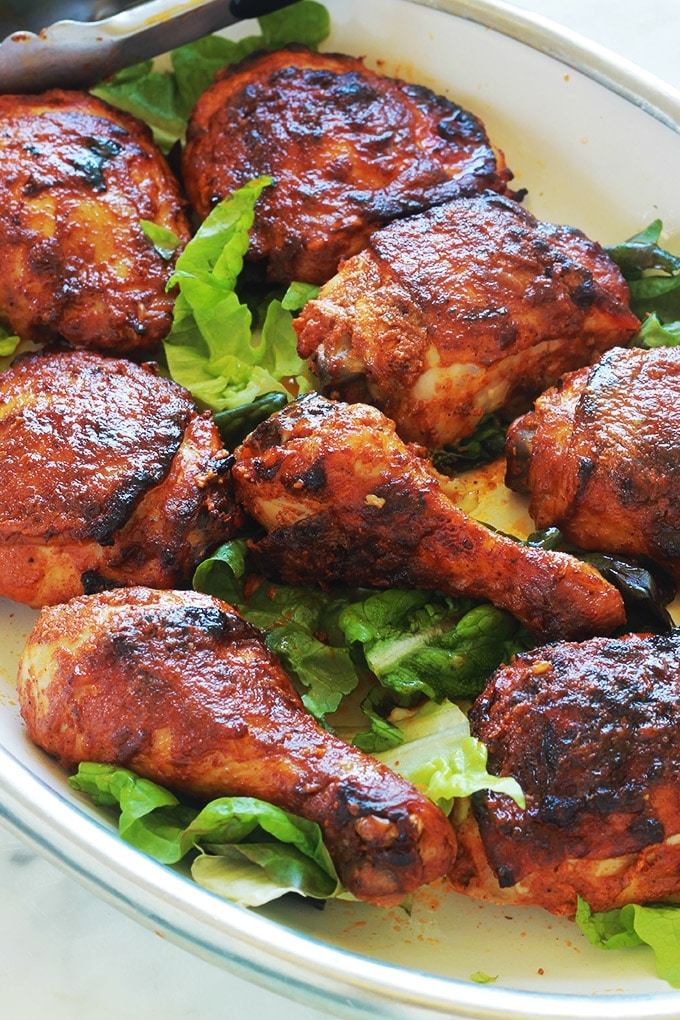 Recette du poulet tandoori au four ou à la poêle. Une recette facile à faire. Le poulet est tendre et très parfumé. C'est un grand classique de la cuisine indienne. Les morceaux de poulet sont marinés dans une sauce à base de yaourt, d'épices et de jus de citron. Vous pouvez l’accompagner avec du riz et d’une sauce raïta (une sauce à base de yaourt qui permet d'adoucir le goût des plats épicés).