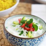 Recette de la sauce raita : une sauce au yaourt rafraîchissante, saine facile. Yaourt, légumes ou fruits, épices et herbes aromatiques.