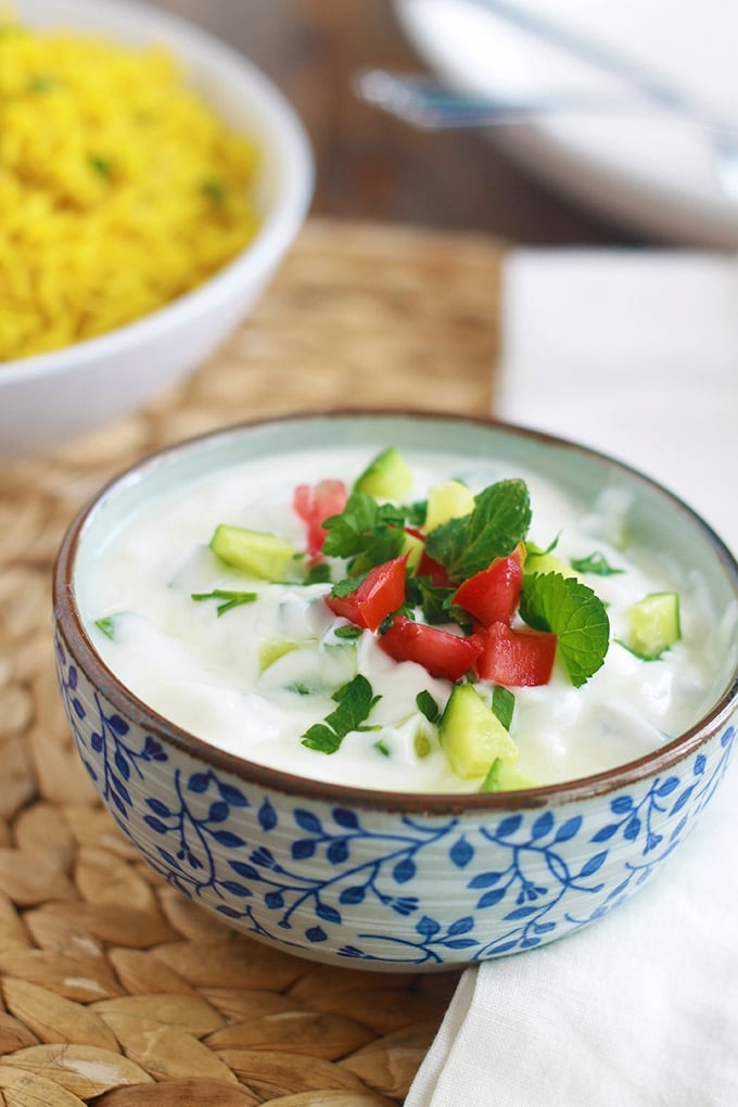 Recette de la sauce raita : une sauce au yaourt rafraîchissante, saine facile. Yaourt, légumes ou fruits, épices et herbes aromatiques.