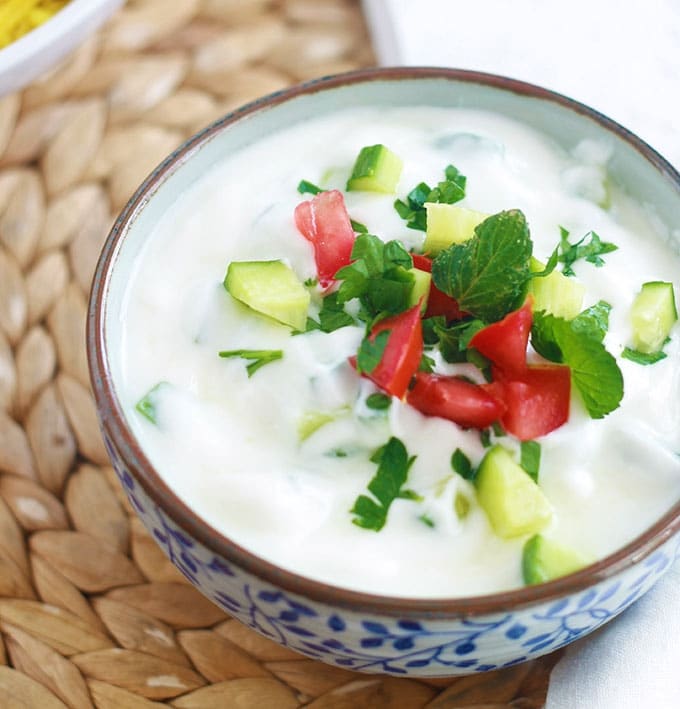 Recette de la sauce raita : une sauce au yaourt rafraîchissante, saine facile. Yaourt, légumes ou fruits, épices et herbes aromatiques.