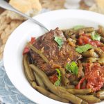 Tajine de viande aux haricots verts, un plat complet, simple mais tellement savoureux. Peut se faire avec des haricots frais, surgelés ou en conserves. La viande est tendre à souhait.