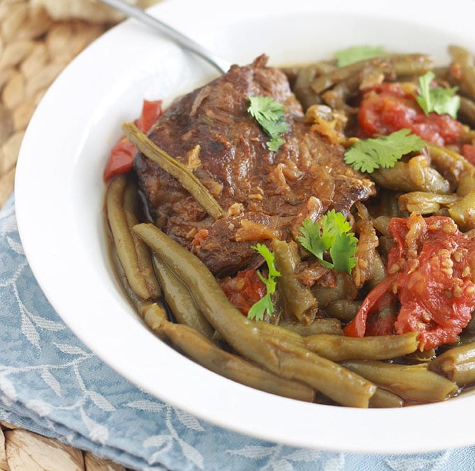 Tajine de viande aux haricots verts, un plat complet, simple mais tellement savoureux. Peut se faire avec des haricots frais, surgelés ou en conserves. La viande est tendre à souhait.