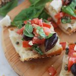 Ces tartines à la salade crétoise sont croustillantes, pleines de saveurs d'été et fraîches. Tranches de pain, tomates, feta, câpres, olives, huile d'olive, herbes fines fraîches.