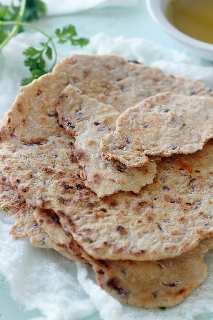 Galettes de semoule à l'oignon très faciles à faire, sans levure, rapides et inratables. Composées de semoule, oignon, ail, épices, herbes aromatiques et un peu d'huile d'olive. C'est un pain plat cuit rapidement à la poêle.