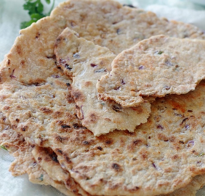 Galettes de semoule à l'oignon très faciles à faire, sans levure, rapides et inratables. Composées de semoule, oignon, ail, épices, herbes aromatiques et un peu d'huile d'olive. C'est un pain plat cuit rapidement à la poêle.