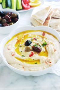 La recette du houmous traditionnel libanais. Une dip santé très populaire : purée de pois chiches à la crème de sésame ou tahini. Peu d'ingrédients : pois chiches, crème de sésame (tahina), ail, jus de citron. Pour servir : de l'huile d'olive et éventuellement des épices, herbes aromatiques et légumes. Il est très facile et rapide. Prêt en moins de 5 minutes!