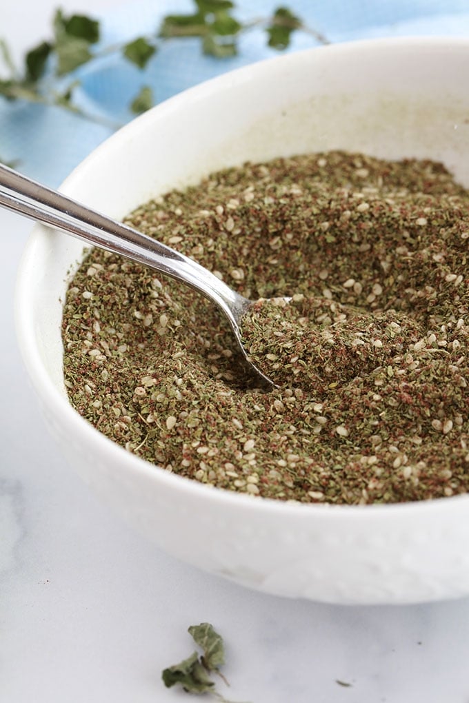 Recette du zaatar libanais (ou za’atar), mélange d’épices, d’herbes aromatiques et de graines (thym sauvage, sumac, graines de sésame). Je vous donne une formule de base (proportions), des variantes et comment l’utiliser.