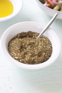 La recette du zaatar ou za'tar : mélange d'épices très populaire au Moyen Orient. Il est composé de thym sauvage, du sumac, de graines de sésame et de sel.
