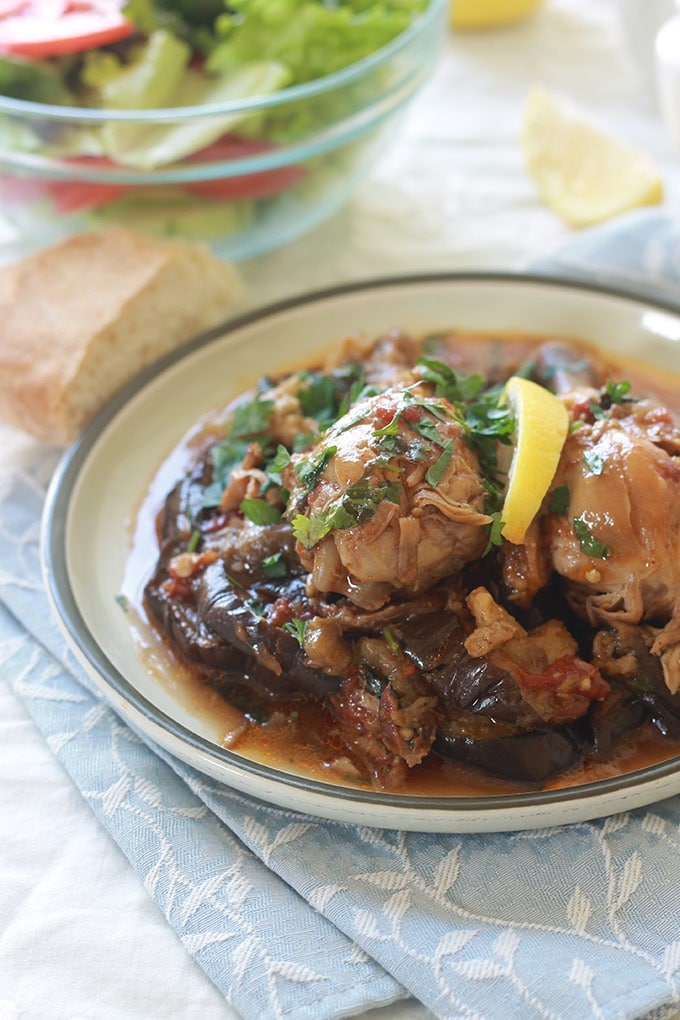 Tajine de poulet aux aubergines parfumé à la coriandre. Un plat complet et plein de saveurs. Les morceaux de poulet cuits dans une sauce tomate. Une fois cuits on ajoute des aubergines préalablement frites ou cuite s au four, de la coriandre fraîche et éventuellement du jus de citron.