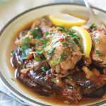 Tajine de poulet aux aubergines parfumé à la coriandre. Un plat complet et plein de saveurs. Les morceaux de poulet cuits dans une sauce tomate. Une fois cuits on ajoute des aubergines préalablement frites ou cuite s au four, de la coriandre fraîche et éventuellement du jus de citron.