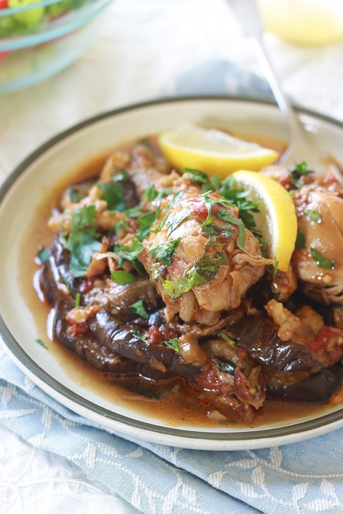 Tajine de poulet aux aubergines parfumé à la coriandre. Un plat complet et plein de saveurs. Les morceaux de poulet cuits dans une sauce tomate. Une fois cuits on ajoute des aubergines préalablement frites ou cuite s au four, de la coriandre fraîche et éventuellement du jus de citron.