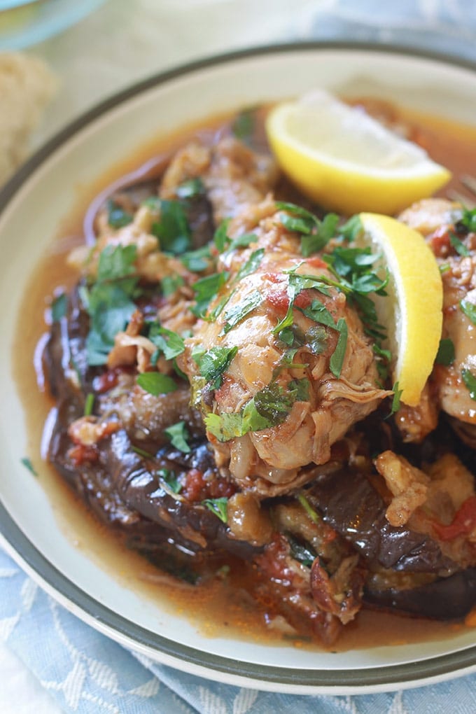 Tajine de poulet aux aubergines parfumé à la coriandre. Un plat complet et plein de saveurs. Les morceaux de poulet cuits dans une sauce tomate. Une fois cuits on ajoute des aubergines préalablement frites ou cuite s au four, de la coriandre fraîche et éventuellement du jus de citron.