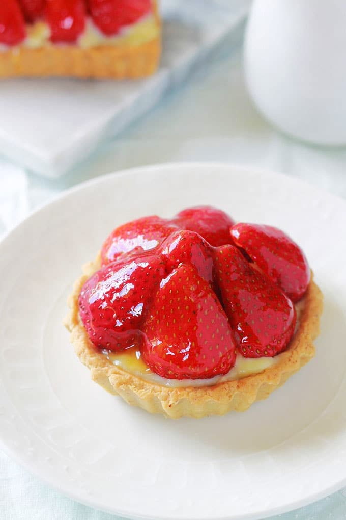 Recette des tartelettes aux fraises et crème pâtissière. Très faciles à faire et rapides. Avec la pâte sablée sucrée de Pierre Hermé. Pour gagner du temps, préparez vos fonds de tartelettes à l'avance.Il faut le dire, ces tartelettes ont un charme fou, et elles ne sont pas trop sucrées!