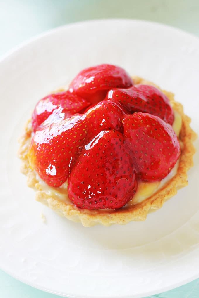 Recette des tartelettes aux fraises et crème pâtissière. Très faciles à faire et rapides. Avec la pâte sablée sucrée de Pierre Hermé. Pour gagner du temps, préparez vos fonds de tartelettes à l'avance.Il faut le dire, ces tartelettes ont un charme fou, et elles ne sont pas trop sucrées!