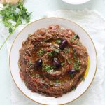 Le zaalouk / zaalouka recette de caviar d'aubergine à la marocaine. Un plat on ne peut plus simple et tellement succulent. Des aubergines, des tomates, de l'ail et des épices / herbes aromatiques. Après cuisson, vous pouvez éventuellement arroser avec une bonne huile d'olive et/ou du jus de citron.