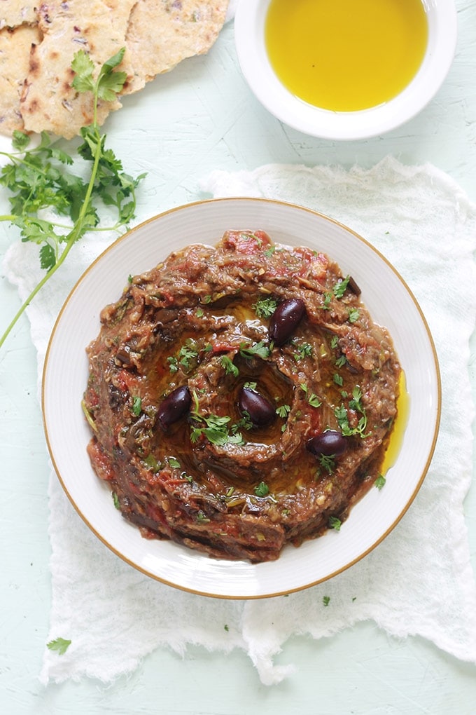 Le zaalouk / zaalouka recette de caviar d'aubergine à la marocaine. Un plat on ne peut plus simple et tellement succulent. Des aubergines, des tomates, de l'ail et des épices / herbes aromatiques. Après cuisson, vous pouvez éventuellement arroser avec une bonne huile d'olive et/ou du jus de citron. 