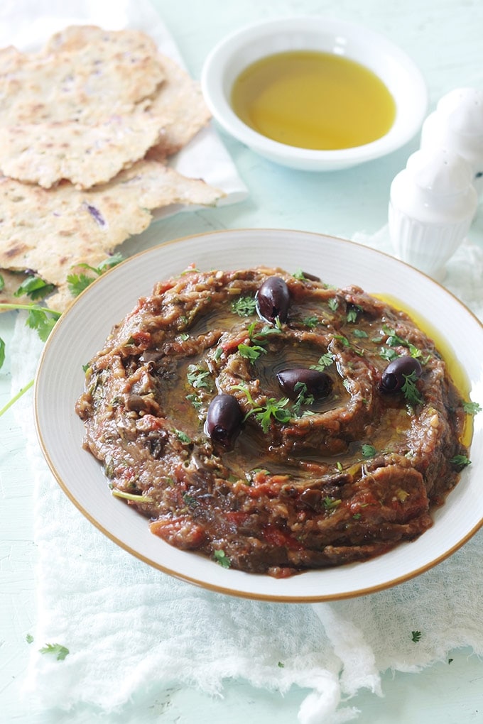 Le zaalouk / zaalouka recette de caviar d'aubergine à la marocaine. Un plat on ne peut plus simple et tellement succulent. Des aubergines, des tomates, de l'ail et des épices / herbes aromatiques. Après cuisson, vous pouvez éventuellement arroser avec une bonne huile d'olive et/ou du jus de citron. 