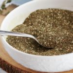 Recette du zaatar libanais (ou za’atar), mélange d’épices, d’herbes aromatiques et de graines (thym sauvage, sumac, graines de sésame). Je vous donne une formule de base (proportions), des variantes et comment l’utiliser.