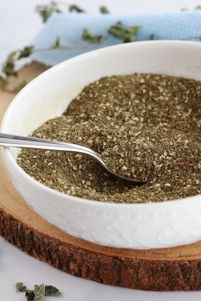 Recette du zaatar libanais (ou za’atar), mélange d’épices, d’herbes aromatiques et de graines (thym sauvage, sumac, graines de sésame). Je vous donne une formule de base (proportions), des variantes et comment l’utiliser.