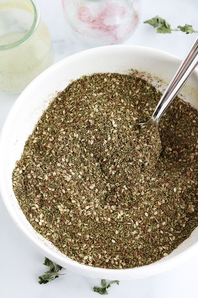 Recette du zaatar libanais (ou za’atar), mélange d’épices, d’herbes aromatiques et de graines (thym sauvage, sumac, graines de sésame). Je vous donne une formule de base (proportions), des variantes et comment l’utiliser.