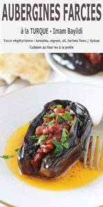 Aubergine farcie végétarienne (Imam Bayildi), une recette turque savoureuse. Les aubergines sont farcies avec des légumes : tomates, oignons, ail, épices et herbes aromatiques. Magnifique avec du boulgour, du riz, quinoa, ... ou simplement avec du pain!