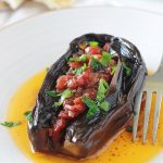 Aubergines farcies végétariennes (Imam Bayildi), délicieuse recette turque. Farce aux légumes sans viande : tomates, oignons, ail, épices et herbes aromatiques. Recette végétarienne / végétalienne / vegan