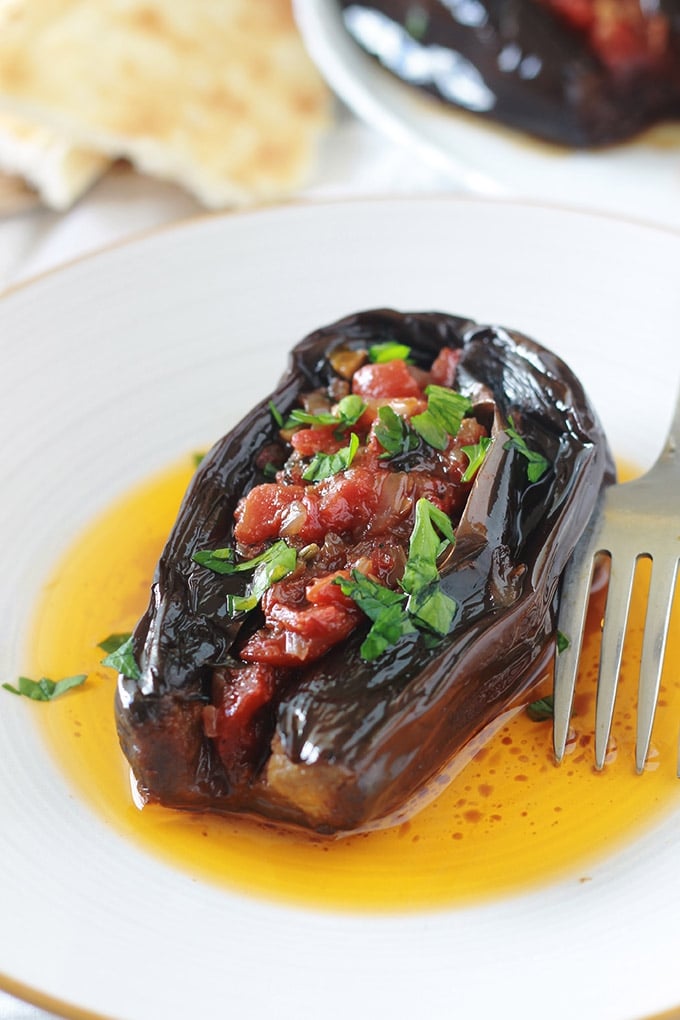 Aubergines farcies végétariennes (Imam Bayildi), délicieuse recette turque. Farce aux légumes sans viande : tomates, oignons, ail, épices et herbes aromatiques. Recette végétarienne / végétalienne / vegan