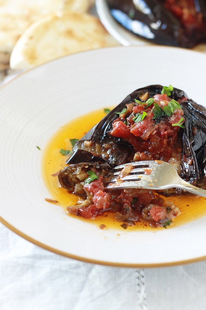 Aubergines farcies végétariennes (Imam Bayildi), délicieuse recette turque. Farce aux légumes sans viande : tomates, oignons, ail, épices et herbes aromatiques. Recette végétarienne / végétalienne / vegan