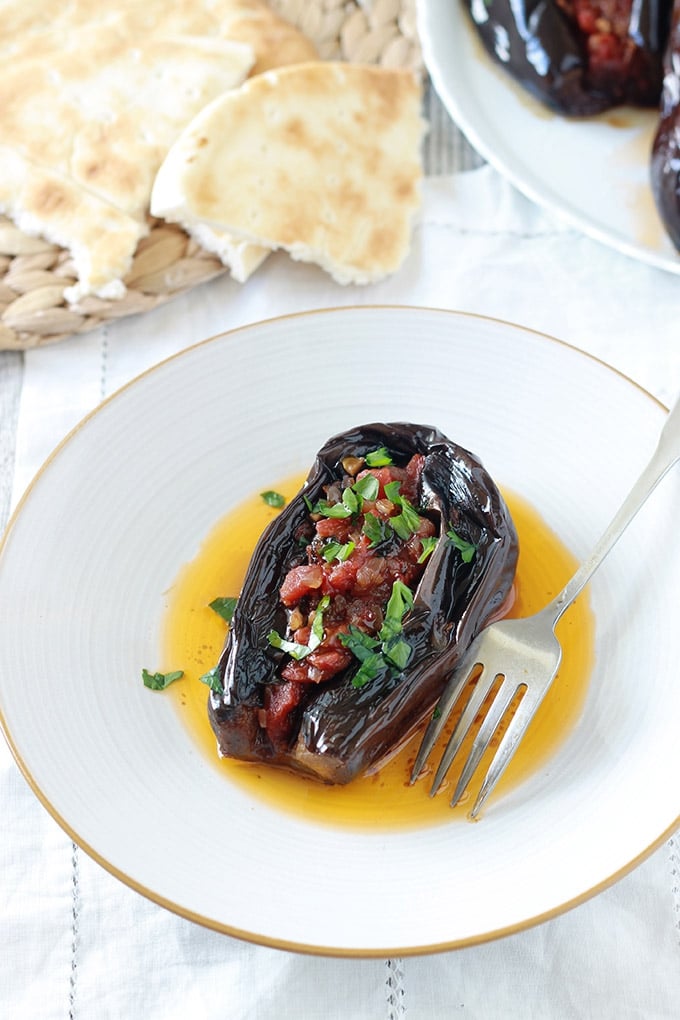 Aubergines farcies végétariennes (Imam Bayildi), délicieuse recette turque. Farce aux légumes sans viande : tomates, oignons, ail, épices et herbes aromatiques. Recette végétarienne / végétalienne / vegan