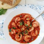 Crevettes sauce tomate, un plat facile et rapide. Prêt en moins de 30 minutes. Délicieux avec des pâtes, du riz, des pommes de terre ou tout simplement avec du pain.