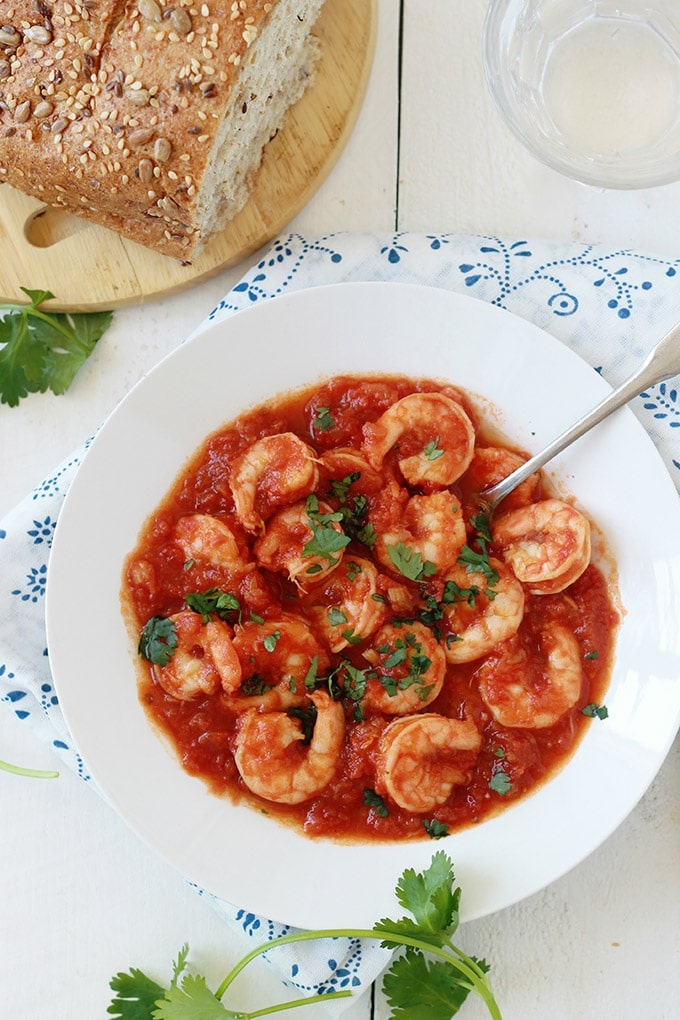 Crevettes sauce tomate, un plat facile et rapide. Prêt en moins de 30 minutes. Délicieux avec des pâtes, du riz, des pommes de terre ou tout simplement avec du pain.